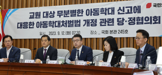 장상윤(가운데) 교육부 차관이 12일 국회 본청에서 열린 '교원 대상 무분별한 아동학대 신고에 대응한 아동학대처벌법 개정' 관련 당정협의회에서 발언 하고 있다.<연합뉴스>